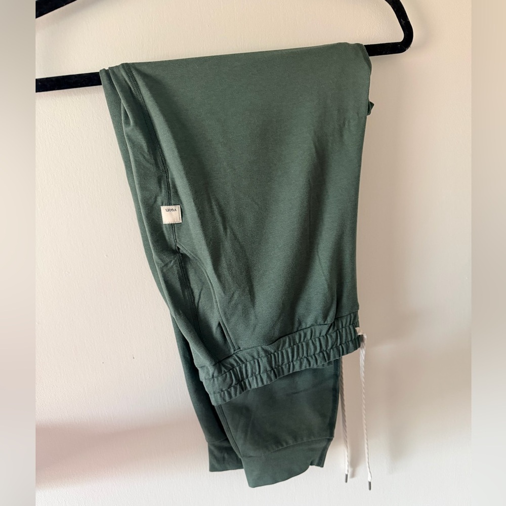 NWOT Vuori Dreamknit Joggers Size M